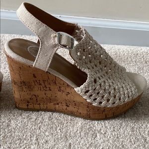 NEVER WORN size 7 SO brand nude crochet wedges